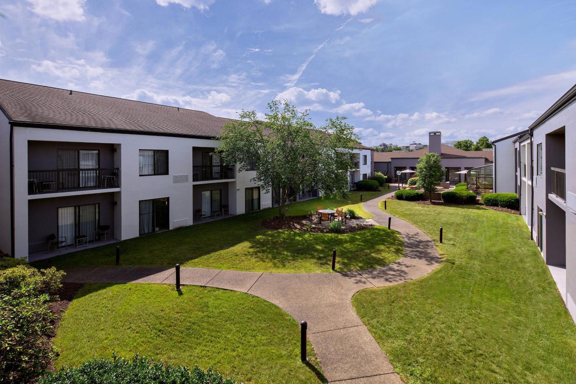 Courtyard By Marriott Pittsburgh Airport Hotel Coraopolis Buitenkant foto
