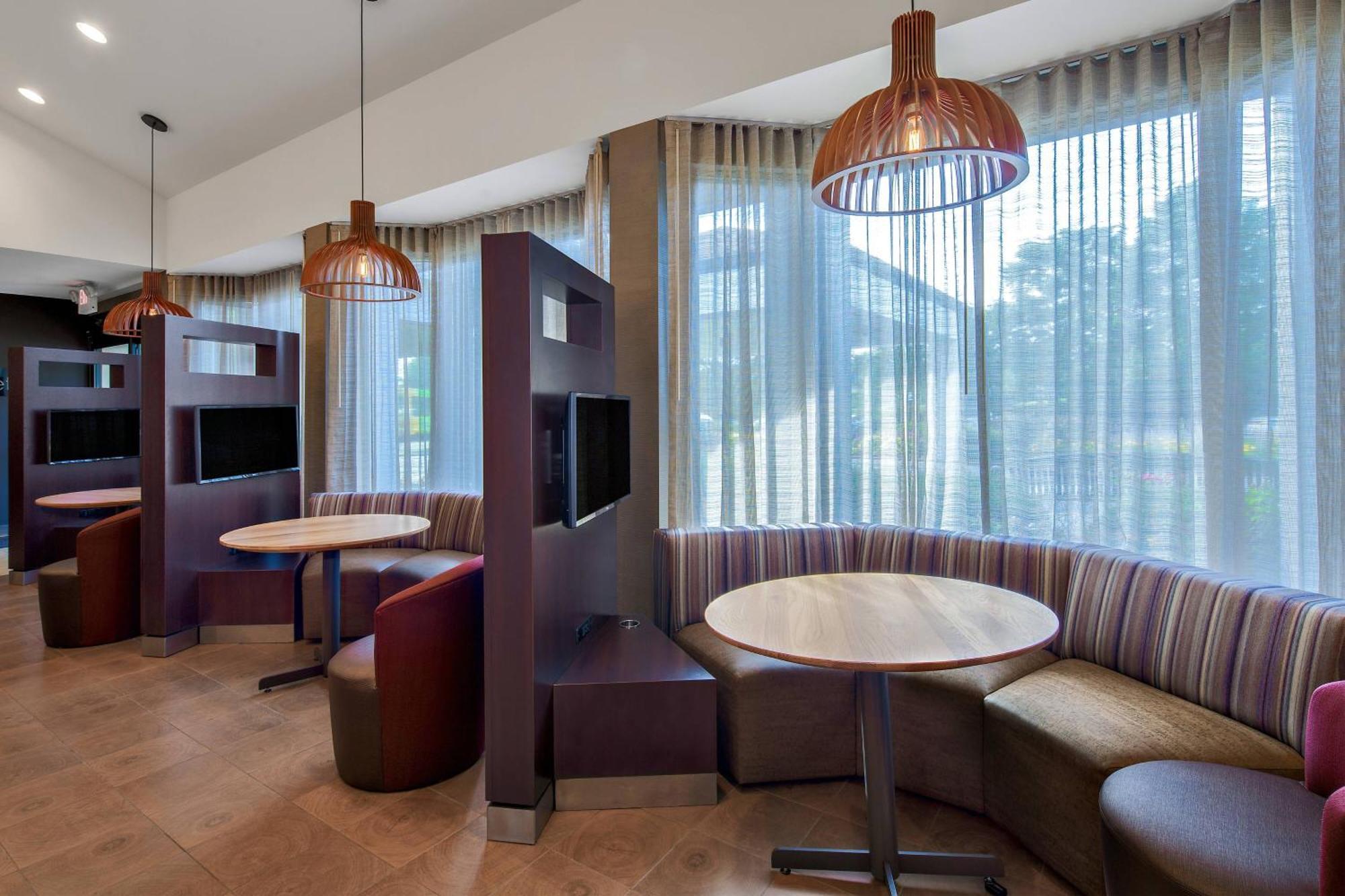 Courtyard By Marriott Pittsburgh Airport Hotel Coraopolis Buitenkant foto