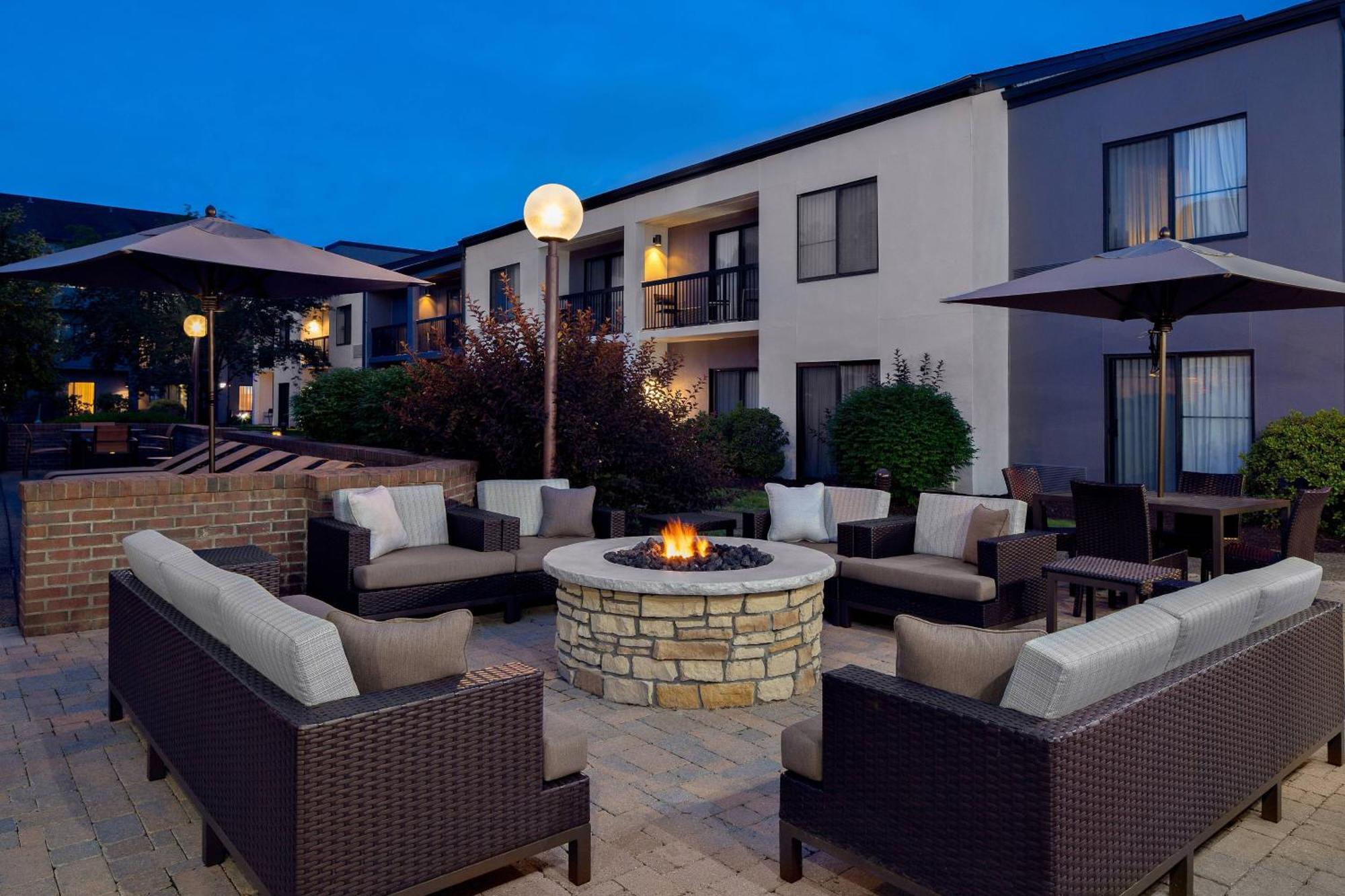 Courtyard By Marriott Pittsburgh Airport Hotel Coraopolis Buitenkant foto