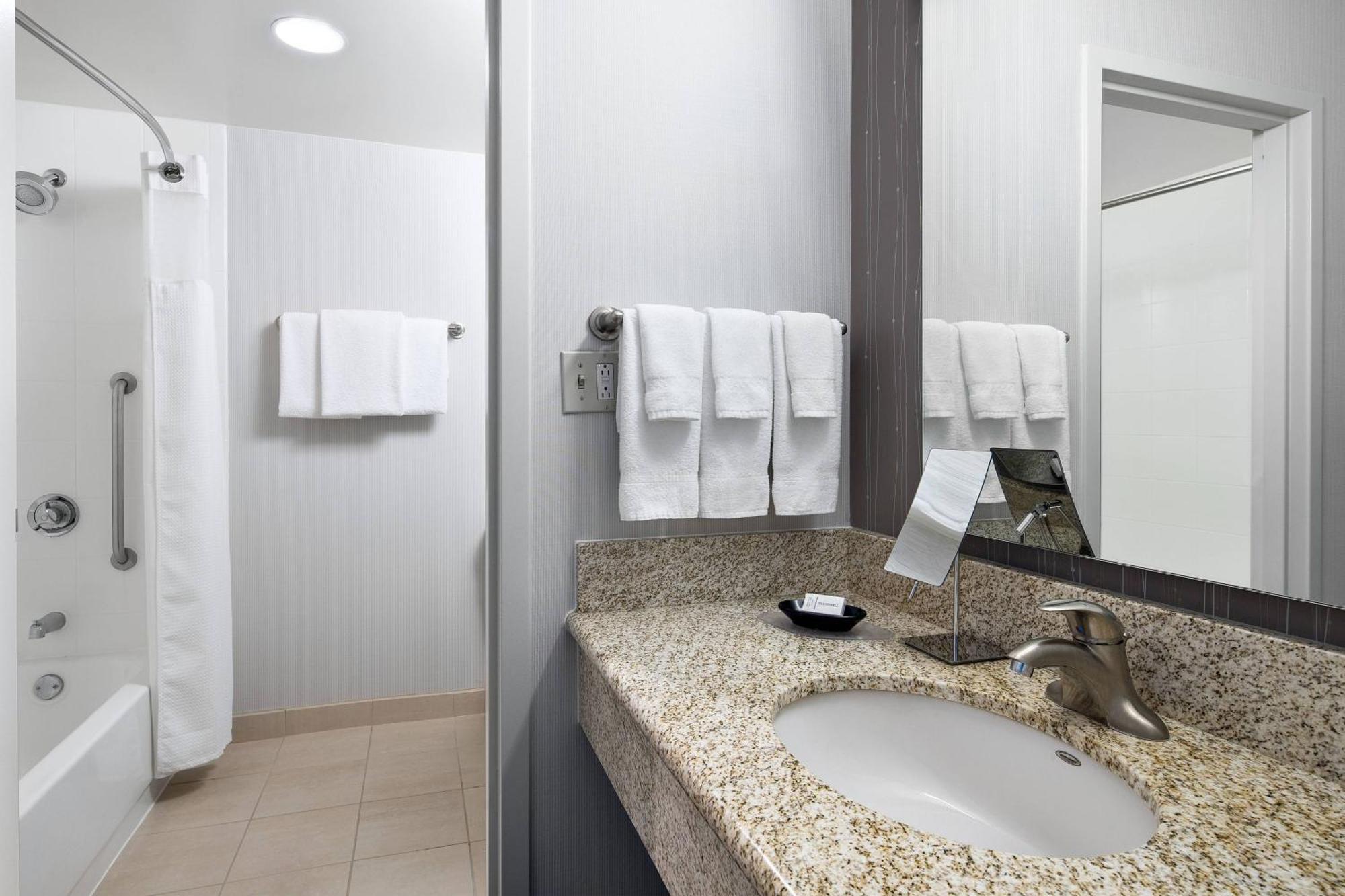 Courtyard By Marriott Pittsburgh Airport Hotel Coraopolis Buitenkant foto