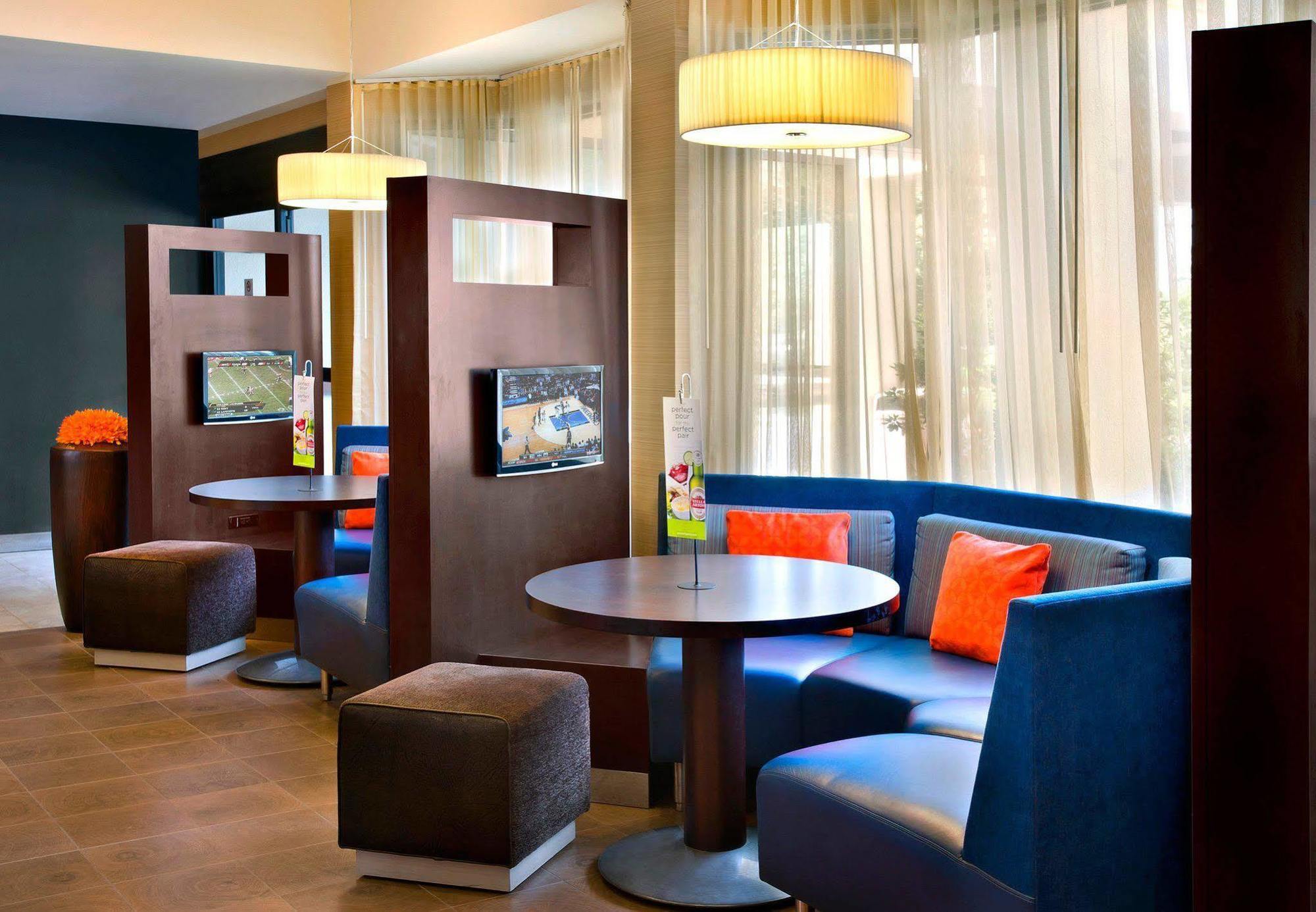 Courtyard By Marriott Pittsburgh Airport Hotel Coraopolis Buitenkant foto